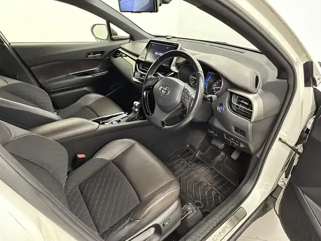 トヨタ Ｃ－ＨＲ G 熊本県 2017(平29)年 9.2万km ホワイトパールクリスタルシャイン 禁煙車　/純正８インチナビ（ＣＤ・ＤＶＤ・フルセグ・ＢＴ・ＳＤ・ＵＳＢ）/バックカメラ　/社外前後ドライブレコーダー　/ＥＴＣ　/レーダークルーズコントロール　/前席シートヒーター　/前後クリアランスソナー/ブラインドスポットモニター/衝突軽減ブレーキ/横滑り防止/ハーフレザーシート/デジタルインナーミラー/純正フロアマット/純正１８インチAW/オートライト/LEDヘッドライト/フォグライト/スマートキー/プッシュスタート/スペアキー1本/取扱説明書