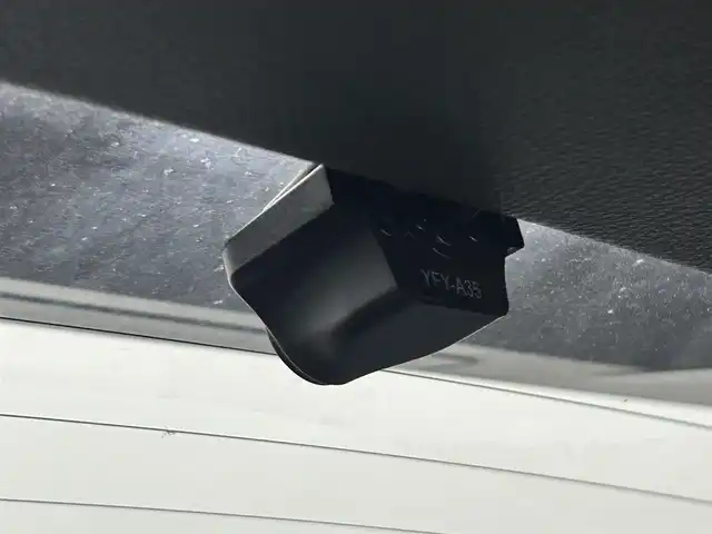 トヨタ Ｃ－ＨＲ G 熊本県 2017(平29)年 9.2万km ホワイトパールクリスタルシャイン 禁煙車　/純正８インチナビ（ＣＤ・ＤＶＤ・フルセグ・ＢＴ・ＳＤ・ＵＳＢ）/バックカメラ　/社外前後ドライブレコーダー　/ＥＴＣ　/レーダークルーズコントロール　/前席シートヒーター　/前後クリアランスソナー/ブラインドスポットモニター/衝突軽減ブレーキ/横滑り防止/ハーフレザーシート/デジタルインナーミラー/純正フロアマット/純正１８インチAW/オートライト/LEDヘッドライト/フォグライト/スマートキー/プッシュスタート/スペアキー1本/取扱説明書