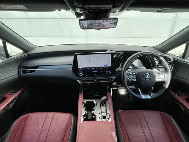 レクサス ＲＸ 500h Fスポーツパフォーマンス 千葉県 2023(令5)年 2.1万km ホワイトノーヴァガラスフレーク メーカーオプション/・パノラマルーフ/セーフティシステムプラス/・プリクラッシュセーフティ/・レーンディパーチャーアラート/・レーントレーシングアシスト/・レーンチェンジアシスト/・レーダークルーズコントロール/・ブレードスキャンアダプティブハイビームシステム/・ロードサインアシスト/・発進遅れ告知機能/・ドライバー異常時対応システム/・ドライバーモニター連携/・フロントクロストラフィックアラート/・プロアクティブドライビングアシスト/レクサスチームメイト/・アドバンストドライブ/・アドバンストパーク/BSM/パーキングサポートブレーキ/純正14型ディスプレイオーディオプラス/【ナビ/フルセグ/Bluetooth/USB/Miracast】/パノラミックビューモニター/ビルトインETC2.0/デジタルインナーミラー/HUD/おくだけ充電/アクセサリーコンセント/ステアリングヒーター/レザー/スエードコンビスポーツシート/全席シートベンチレーション/全席シートヒーター/全席パワーシート/パワーバックドア