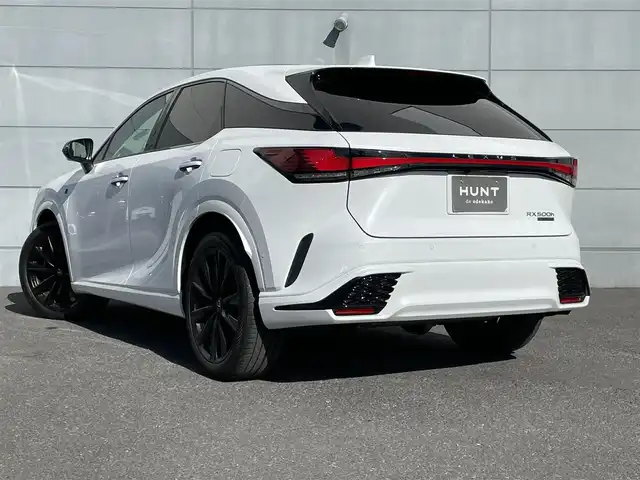 レクサス ＲＸ 500h Fスポーツパフォーマンス 千葉県 2023(令5)年 2.1万km ホワイトノーヴァガラスフレーク メーカーオプション/・パノラマルーフ/セーフティシステムプラス/・プリクラッシュセーフティ/・レーンディパーチャーアラート/・レーントレーシングアシスト/・レーンチェンジアシスト/・レーダークルーズコントロール/・ブレードスキャンアダプティブハイビームシステム/・ロードサインアシスト/・発進遅れ告知機能/・ドライバー異常時対応システム/・ドライバーモニター連携/・フロントクロストラフィックアラート/・プロアクティブドライビングアシスト/レクサスチームメイト/・アドバンストドライブ/・アドバンストパーク/BSM/パーキングサポートブレーキ/純正14型ディスプレイオーディオプラス/【ナビ/フルセグ/Bluetooth/USB/Miracast】/パノラミックビューモニター/ビルトインETC2.0/デジタルインナーミラー/HUD/おくだけ充電/アクセサリーコンセント/ステアリングヒーター/レザー/スエードコンビスポーツシート/全席シートベンチレーション/全席シートヒーター/全席パワーシート/パワーバックドア