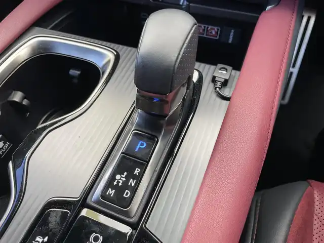 レクサス ＲＸ 500h Fスポーツパフォーマンス 千葉県 2023(令5)年 2.1万km ホワイトノーヴァガラスフレーク メーカーオプション/・パノラマルーフ/セーフティシステムプラス/・プリクラッシュセーフティ/・レーンディパーチャーアラート/・レーントレーシングアシスト/・レーンチェンジアシスト/・レーダークルーズコントロール/・ブレードスキャンアダプティブハイビームシステム/・ロードサインアシスト/・発進遅れ告知機能/・ドライバー異常時対応システム/・ドライバーモニター連携/・フロントクロストラフィックアラート/・プロアクティブドライビングアシスト/レクサスチームメイト/・アドバンストドライブ/・アドバンストパーク/BSM/パーキングサポートブレーキ/純正14型ディスプレイオーディオプラス/【ナビ/フルセグ/Bluetooth/USB/Miracast】/パノラミックビューモニター/ビルトインETC2.0/デジタルインナーミラー/HUD/おくだけ充電/アクセサリーコンセント/ステアリングヒーター/レザー/スエードコンビスポーツシート/全席シートベンチレーション/全席シートヒーター/全席パワーシート/パワーバックドア