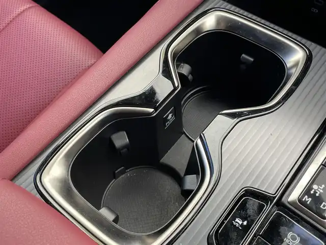 レクサス ＲＸ 500h Fスポーツパフォーマンス 千葉県 2023(令5)年 2.1万km ホワイトノーヴァガラスフレーク メーカーオプション/・パノラマルーフ/セーフティシステムプラス/・プリクラッシュセーフティ/・レーンディパーチャーアラート/・レーントレーシングアシスト/・レーンチェンジアシスト/・レーダークルーズコントロール/・ブレードスキャンアダプティブハイビームシステム/・ロードサインアシスト/・発進遅れ告知機能/・ドライバー異常時対応システム/・ドライバーモニター連携/・フロントクロストラフィックアラート/・プロアクティブドライビングアシスト/レクサスチームメイト/・アドバンストドライブ/・アドバンストパーク/BSM/パーキングサポートブレーキ/純正14型ディスプレイオーディオプラス/【ナビ/フルセグ/Bluetooth/USB/Miracast】/パノラミックビューモニター/ビルトインETC2.0/デジタルインナーミラー/HUD/おくだけ充電/アクセサリーコンセント/ステアリングヒーター/レザー/スエードコンビスポーツシート/全席シートベンチレーション/全席シートヒーター/全席パワーシート/パワーバックドア