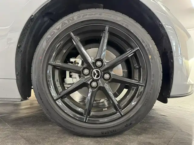 マツダ ロードスター S レザーパッケージ 三重県 2024(令6)年 1万km グレー プレミアムガソリン/FR/6F/純正 8.8インチナビ/（FM/AM/Bluetooth/USB/Amazon Alexa/CarPlay/AndroidAuto/TV）/バックカメラ/BOSEサウンドシステム/ドライブレコーダー 前方/ビルトイン ETC（助手席シート背面）/i-ACTIVSENSE/運転支援/・標識連動車速設定/・交通標識認識システム/・速度標識警報/・マツダレーダークルーズコントロール/リスク警報/・後側方車両接近検知/・車線逸脱警報/・ブラインドスポットモニタリング/・降車時警告/事故回避支援/・ディスタンス＆スピードアラート/・スマートブレーキサポート（前進・後進）/ドライバーアテンションアラート/・疲労・注意力低下警報/装備/・黒革シート/・シートヒーター（D/N）/・オートエアコン/・オートライト/・アダプティブLEDヘッドライト/・オートワイパー/・ステアリングスイッチ/・プッシュスタート/・純正16inAW/・入力用USB type-Cジャックx2/など/外装色：エアログレーメタリック［52C］