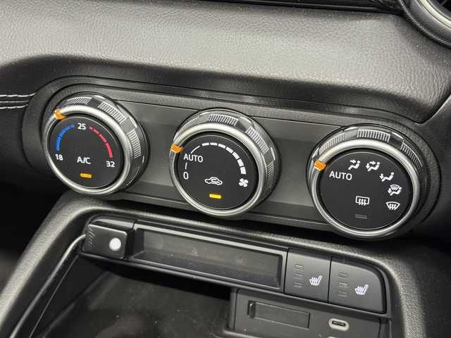 マツダ ロードスター S レザーパッケージ 三重県 2024(令6)年 1万km グレー プレミアムガソリン/FR/6F/純正 8.8インチナビ/（FM/AM/Bluetooth/USB/Amazon Alexa/CarPlay/AndroidAuto/TV）/バックカメラ/BOSEサウンドシステム/ドライブレコーダー 前方/ビルトイン ETC（助手席シート背面）/i-ACTIVSENSE/運転支援/・標識連動車速設定/・交通標識認識システム/・速度標識警報/・マツダレーダークルーズコントロール/リスク警報/・後側方車両接近検知/・車線逸脱警報/・ブラインドスポットモニタリング/・降車時警告/事故回避支援/・ディスタンス＆スピードアラート/・スマートブレーキサポート（前進・後進）/ドライバーアテンションアラート/・疲労・注意力低下警報/装備/・黒革シート/・シートヒーター（D/N）/・オートエアコン/・オートライト/・アダプティブLEDヘッドライト/・オートワイパー/・ステアリングスイッチ/・プッシュスタート/・純正16inAW/・入力用USB type-Cジャックx2/など/外装色：エアログレーメタリック［52C］