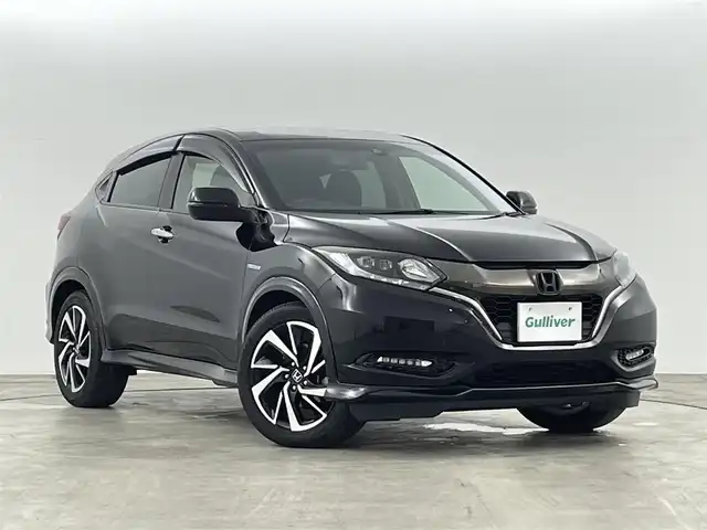 ホンダ ヴェゼル ハイブリッド RS ホンダセンシング 福島県 2017(平29)年 8.6万km クリスタルブラックパール ホンダセンシング/・衝突軽減ブレーキ/・車線逸脱警報装置/・レーンキープアシスト/・レーダークルーズコントロール/・先行車発進お知らせ機能/純正7インチナビ/・型番：VXM-174VFi/・フルセグTV/Bluetooth/CD/DVD/・バックカメラ/・ETC/アイドリングストップ/電子パーキング/・オートホールド/革巻きステアリング/・ステアリングリモコン/・パドルシフト/ハーフレザーシート/・シートヒーター(運転席/助手席)/プッシュスタート/・スマートキー/LEDヘッドライト/・オートライト/・フォグライト/純正フロアマット/ドアバイザー