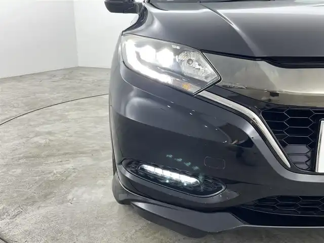 ホンダ ヴェゼル ハイブリッド RS ホンダセンシング 福島県 2017(平29)年 8.6万km クリスタルブラックパール ホンダセンシング/・衝突軽減ブレーキ/・車線逸脱警報装置/・レーンキープアシスト/・レーダークルーズコントロール/・先行車発進お知らせ機能/純正7インチナビ/・型番：VXM-174VFi/・フルセグTV/Bluetooth/CD/DVD/・バックカメラ/・ETC/アイドリングストップ/電子パーキング/・オートホールド/革巻きステアリング/・ステアリングリモコン/・パドルシフト/ハーフレザーシート/・シートヒーター(運転席/助手席)/プッシュスタート/・スマートキー/LEDヘッドライト/・オートライト/・フォグライト/純正フロアマット/ドアバイザー