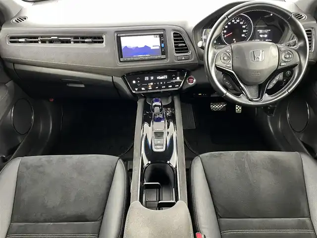 ホンダ ヴェゼル ハイブリッド RS ホンダセンシング 福島県 2017(平29)年 8.6万km クリスタルブラックパール ホンダセンシング/・衝突軽減ブレーキ/・車線逸脱警報装置/・レーンキープアシスト/・レーダークルーズコントロール/・先行車発進お知らせ機能/純正7インチナビ/・型番：VXM-174VFi/・フルセグTV/Bluetooth/CD/DVD/・バックカメラ/・ETC/アイドリングストップ/電子パーキング/・オートホールド/革巻きステアリング/・ステアリングリモコン/・パドルシフト/ハーフレザーシート/・シートヒーター(運転席/助手席)/プッシュスタート/・スマートキー/LEDヘッドライト/・オートライト/・フォグライト/純正フロアマット/ドアバイザー