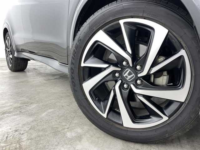 ホンダ ヴェゼル ハイブリッド RS ホンダセンシング 福島県 2017(平29)年 8.6万km クリスタルブラックパール 機関系不良/ホンダセンシング/・衝突軽減ブレーキ/・車線逸脱警報装置/・レーンキープアシスト/・レーダークルーズコントロール/・先行車発進お知らせ機能/純正7インチナビ/・型番：VXM-174VFi/・フルセグTV/Bluetooth/CD/DVD/・バックカメラ/・ETC/アイドリングストップ/電子パーキング/・オートホールド/革巻きステアリング/・ステアリングリモコン/・パドルシフト/ハーフレザーシート/・シートヒーター(運転席/助手席)/プッシュスタート/・スマートキー/LEDヘッドライト/・オートライト/・フォグライト/純正フロアマット/ドアバイザー