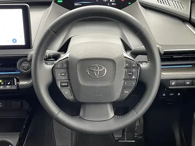 トヨタ プリウス Z 岡山県 2024(令6)年 0.5万km アティチュードブラックマイカ 12.3インチディスプレイオーディオ/ナビ/地デジ/BT/AppleCarPlay/パノラミックビューモニター/トヨタチームメイト/・アドバンストパーク/デジタルインナーミラー/黒合皮シート/シートヒーター /ベンチレーション/ステアリングヒーター/トヨタセーフティセンス /・プリクラッシュセーフティ/・レーントレーシングアシスト操蛇支援/・オートハイビーム/・レーダークルーズコントロール/ブラインドスポットモニター/パワーバックドア/LEDヘッドライト/オートライト /純正前後ドライブレコーダー/ビルトインETC2.0/置くだけ充電/AC100V/純正19インチアルミホイール/コーナーセンサー/プッシュスタート /スマートキー