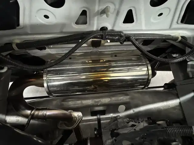 ホンダ Ｓ６６０ α 三重県 2018(平30)年 2.7万km プレミアムスターホワイトP ガソリンターボ/MR/F6/純正 6.1インチ センターディスプレイ（ディスプレイオーディオ）/（AM/FM/USB/Bluetooth/HDMI）/バックカメラ/ドライブレコーダー 前方/ETC/安全/・運転席用＆助手席用i-SRSエアバッグシステム/・i-サイドエアバッグシステム/・VSA/・EBD（電子制御制動力配分システム）付ABS/・ヒルスタートアシスト機能/装備/・HKS 2本出しマフラー『リーガマックス プレミアム』（純正マフラーあり）/・ハーフレザーシート/・クルーズコントロール/・オートライト/・LEDヘッドライト/・オートエアコン/・ステアリングスイッチ/・プッシュスタート/・パワーウインドウ/・パワーステアリング/・本革巻きステアリング/・フロント15x5J / リア16×6.5J 純正アルミホイール/・スマートキーx2