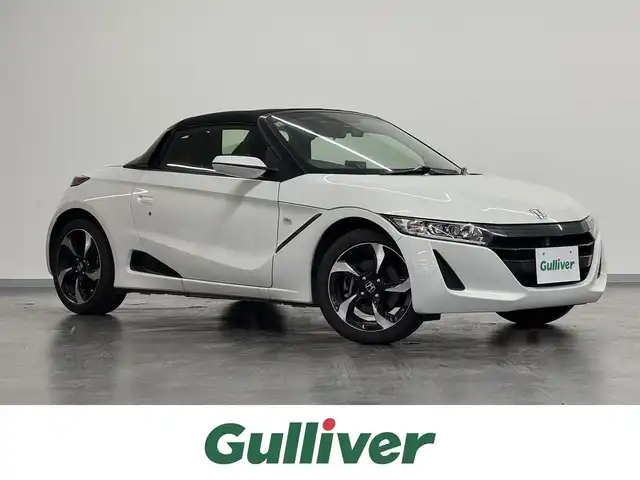 ホンダ Ｓ６６０ α 三重県 2018(平30)年 2.7万km プレミアムスターホワイトP ガソリンターボ/MR/F6/純正 6.1インチ センターディスプレイ（ディスプレイオーディオ）/（AM/FM/USB/Bluetooth/HDMI）/バックカメラ/ドライブレコーダー 前方/ETC/安全/・運転席用＆助手席用i-SRSエアバッグシステム/・i-サイドエアバッグシステム/・VSA/・EBD（電子制御制動力配分システム）付ABS/・ヒルスタートアシスト機能/装備/・HKS 2本出しマフラー『リーガマックス プレミアム』（純正マフラーあり）/・ハーフレザーシート/・クルーズコントロール/・オートライト/・LEDヘッドライト/・オートエアコン/・ステアリングスイッチ/・プッシュスタート/・パワーウインドウ/・パワーステアリング/・本革巻きステアリング/・フロント15x5J / リア16×6.5J 純正アルミホイール/・スマートキーx2