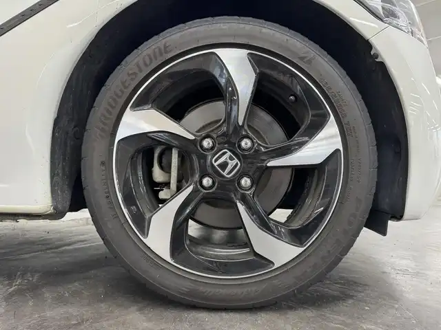ホンダ Ｓ６６０ α 三重県 2018(平30)年 2.7万km プレミアムスターホワイトP ガソリンターボ/MR/F6/純正 6.1インチ センターディスプレイ（ディスプレイオーディオ）/（AM/FM/USB/Bluetooth/HDMI）/バックカメラ/ドライブレコーダー 前方/ETC/安全/・運転席用＆助手席用i-SRSエアバッグシステム/・i-サイドエアバッグシステム/・VSA/・EBD（電子制御制動力配分システム）付ABS/・ヒルスタートアシスト機能/装備/・HKS 2本出しマフラー『リーガマックス プレミアム』（純正マフラーあり）/・ハーフレザーシート/・クルーズコントロール/・オートライト/・LEDヘッドライト/・オートエアコン/・ステアリングスイッチ/・プッシュスタート/・パワーウインドウ/・パワーステアリング/・本革巻きステアリング/・フロント15x5J / リア16×6.5J 純正アルミホイール/・スマートキーx2