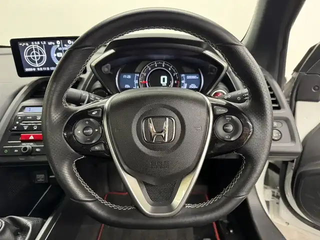 ホンダ Ｓ６６０ α 三重県 2018(平30)年 2.7万km プレミアムスターホワイトP ガソリンターボ/MR/F6/純正 6.1インチ センターディスプレイ（ディスプレイオーディオ）/（AM/FM/USB/Bluetooth/HDMI）/バックカメラ/ドライブレコーダー 前方/ETC/安全/・運転席用＆助手席用i-SRSエアバッグシステム/・i-サイドエアバッグシステム/・VSA/・EBD（電子制御制動力配分システム）付ABS/・ヒルスタートアシスト機能/装備/・HKS 2本出しマフラー『リーガマックス プレミアム』（純正マフラーあり）/・ハーフレザーシート/・クルーズコントロール/・オートライト/・LEDヘッドライト/・オートエアコン/・ステアリングスイッチ/・プッシュスタート/・パワーウインドウ/・パワーステアリング/・本革巻きステアリング/・フロント15x5J / リア16×6.5J 純正アルミホイール/・スマートキーx2