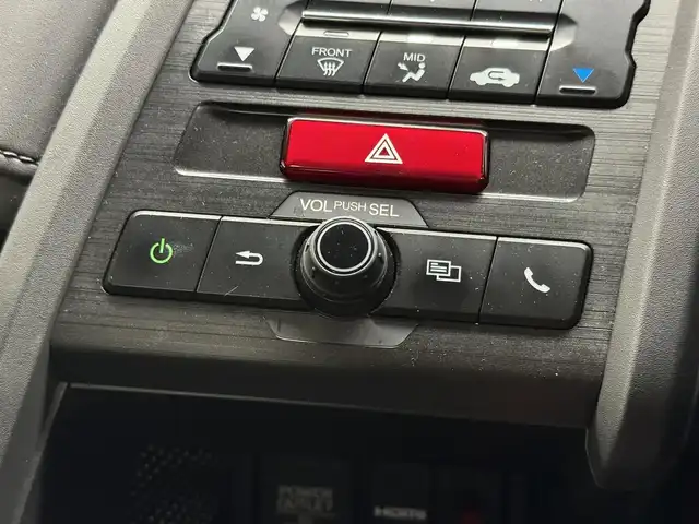 ホンダ Ｓ６６０ α 三重県 2018(平30)年 2.7万km プレミアムスターホワイトP ガソリンターボ/MR/F6/純正 6.1インチ センターディスプレイ（ディスプレイオーディオ）/（AM/FM/USB/Bluetooth/HDMI）/バックカメラ/ドライブレコーダー 前方/ETC/安全/・運転席用＆助手席用i-SRSエアバッグシステム/・i-サイドエアバッグシステム/・VSA/・EBD（電子制御制動力配分システム）付ABS/・ヒルスタートアシスト機能/装備/・HKS 2本出しマフラー『リーガマックス プレミアム』（純正マフラーあり）/・ハーフレザーシート/・クルーズコントロール/・オートライト/・LEDヘッドライト/・オートエアコン/・ステアリングスイッチ/・プッシュスタート/・パワーウインドウ/・パワーステアリング/・本革巻きステアリング/・フロント15x5J / リア16×6.5J 純正アルミホイール/・スマートキーx2