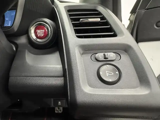ホンダ Ｓ６６０ α 三重県 2018(平30)年 2.7万km プレミアムスターホワイトP ガソリンターボ/MR/F6/純正 6.1インチ センターディスプレイ（ディスプレイオーディオ）/（AM/FM/USB/Bluetooth/HDMI）/バックカメラ/ドライブレコーダー 前方/ETC/安全/・運転席用＆助手席用i-SRSエアバッグシステム/・i-サイドエアバッグシステム/・VSA/・EBD（電子制御制動力配分システム）付ABS/・ヒルスタートアシスト機能/装備/・HKS 2本出しマフラー『リーガマックス プレミアム』（純正マフラーあり）/・ハーフレザーシート/・クルーズコントロール/・オートライト/・LEDヘッドライト/・オートエアコン/・ステアリングスイッチ/・プッシュスタート/・パワーウインドウ/・パワーステアリング/・本革巻きステアリング/・フロント15x5J / リア16×6.5J 純正アルミホイール/・スマートキーx2