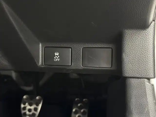 ホンダ Ｓ６６０ α 三重県 2018(平30)年 2.7万km プレミアムスターホワイトP ガソリンターボ/MR/F6/純正 6.1インチ センターディスプレイ（ディスプレイオーディオ）/（AM/FM/USB/Bluetooth/HDMI）/バックカメラ/ドライブレコーダー 前方/ETC/安全/・運転席用＆助手席用i-SRSエアバッグシステム/・i-サイドエアバッグシステム/・VSA/・EBD（電子制御制動力配分システム）付ABS/・ヒルスタートアシスト機能/装備/・HKS 2本出しマフラー『リーガマックス プレミアム』（純正マフラーあり）/・ハーフレザーシート/・クルーズコントロール/・オートライト/・LEDヘッドライト/・オートエアコン/・ステアリングスイッチ/・プッシュスタート/・パワーウインドウ/・パワーステアリング/・本革巻きステアリング/・フロント15x5J / リア16×6.5J 純正アルミホイール/・スマートキーx2