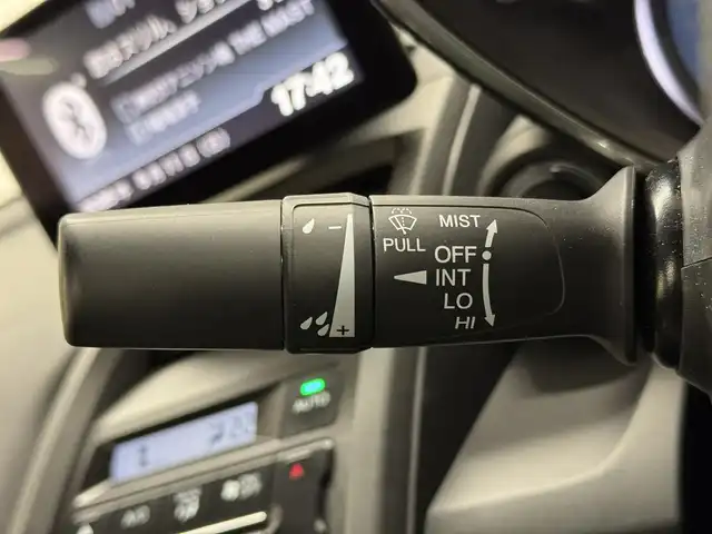 ホンダ Ｓ６６０ α 三重県 2018(平30)年 2.7万km プレミアムスターホワイトP ガソリンターボ/MR/F6/純正 6.1インチ センターディスプレイ（ディスプレイオーディオ）/（AM/FM/USB/Bluetooth/HDMI）/バックカメラ/ドライブレコーダー 前方/ETC/安全/・運転席用＆助手席用i-SRSエアバッグシステム/・i-サイドエアバッグシステム/・VSA/・EBD（電子制御制動力配分システム）付ABS/・ヒルスタートアシスト機能/装備/・HKS 2本出しマフラー『リーガマックス プレミアム』（純正マフラーあり）/・ハーフレザーシート/・クルーズコントロール/・オートライト/・LEDヘッドライト/・オートエアコン/・ステアリングスイッチ/・プッシュスタート/・パワーウインドウ/・パワーステアリング/・本革巻きステアリング/・フロント15x5J / リア16×6.5J 純正アルミホイール/・スマートキーx2