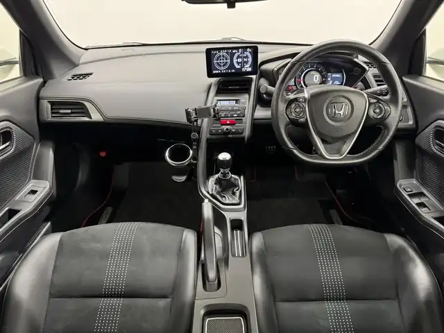 ホンダ Ｓ６６０ α 三重県 2018(平30)年 2.7万km プレミアムスターホワイトP ガソリンターボ/MR/F6/純正 6.1インチ センターディスプレイ（ディスプレイオーディオ）/（AM/FM/USB/Bluetooth/HDMI）/バックカメラ/ドライブレコーダー 前方/ETC/安全/・運転席用＆助手席用i-SRSエアバッグシステム/・i-サイドエアバッグシステム/・VSA/・EBD（電子制御制動力配分システム）付ABS/・ヒルスタートアシスト機能/装備/・HKS 2本出しマフラー『リーガマックス プレミアム』（純正マフラーあり）/・ハーフレザーシート/・クルーズコントロール/・オートライト/・LEDヘッドライト/・オートエアコン/・ステアリングスイッチ/・プッシュスタート/・パワーウインドウ/・パワーステアリング/・本革巻きステアリング/・フロント15x5J / リア16×6.5J 純正アルミホイール/・スマートキーx2