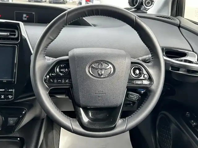 トヨタ プリウス A 道央・札幌 2021(令3)年 3万km エモーショナルレッドⅡ ・４WD/・寒冷地仕様/・純正ナビゲーション（NSZT-Y68T）/　CD/DVD/USB/BT/SD/USB/フルセグ/・全方位カメラ/・ビルトインETC/・社外ドラレコ前後（DC-DR652）/・レーダークルーズコントロール/・パーキングアシスト/・レーンキープアシスト/・ブラインドスポットモニター/・オートマチックハイビーム/・ヘッドアップディスプレイ/・横滑り防止装置/・コーナーセンサー前後/・LEDヘッドライト/・オートライト/・運転席パワーシート/・スマートキー/・プッシュスタート/・スペアキー１本/・純正フロアマット/・純正AW15インチ＋夏タイヤ/・純正AW15インチ＋冬タイヤ積込