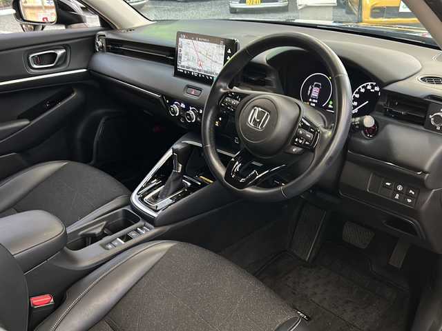 ホンダ ヴェゼル ハイブリッド e:HEV Z 兵庫県 2021(令3)年 4.4万km クリスタルブラックパール ワンオーナー/HondSENSING/Honda CONNECTディスプレー＋ETC2.0車載器/フルセグテレビ（走行中視聴不可）/前後ドライブレコーダー/ブレーキホールド/パドルシフト/バックカメラ/シートヒーター（D+N席）/ハンズフリーアクセスパワーテールゲート/ブラインドスポットインフォメーション/パーキングアシスト/アダプティブクルーズコントロール/ダウンヒルアシストコントロール/アンチロック・ブレーキ・システム/レーンキープアシスト/前後コーナーセンサー/横滑り防止装置/盗難防止装置/オートマチックハイビーム/パワーステアリング/パワーウィンドウ/純正フロアマット/純正アルミホイール（18インチ）/LEDヘッドライト/スマートキー/スペアキー（1本）/保証書/取扱説明書