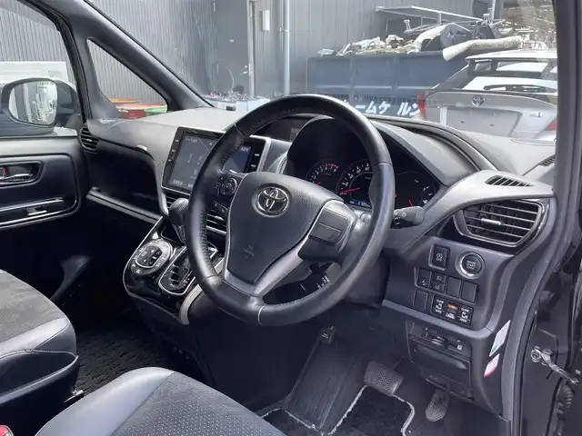 トヨタ ヴォクシー ZS 煌Ⅲ 滋賀県 2021(令3)年 5.8万km ブラック 純正ナビ/Bluetooth/CD/DVD/USB/SD/HDMI/フルセグテレビ/バックカメラ/12.1型フリップダウンモニター/ビルトインETC2.0/モデリスタエアロ/クルーズコントロール/両側パワースライドドア/インテリジェントクリアランスソナー/セーフティセンス/・プリクラッシュセーフティ/・レーンディパーチャーアラート/・オートマチックハイビーム/・先行車発進告知機能/LEDヘッドライト/オートライト/ハーフレザーシート/プッシュスタート /スマートキー/ドアバイザー/純正フロアマット