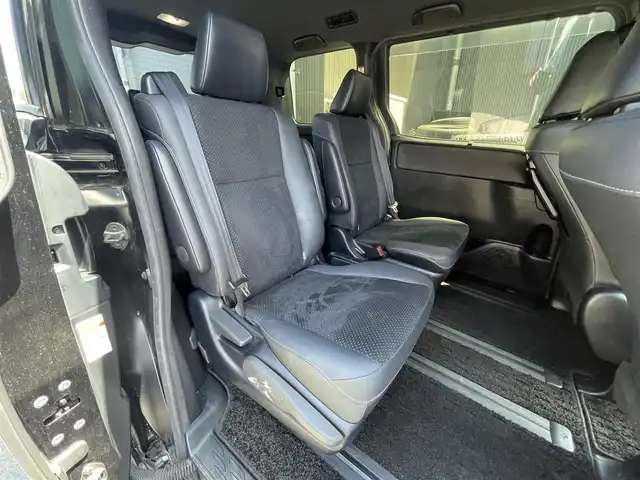 トヨタ ヴォクシー ZS 煌Ⅲ 滋賀県 2021(令3)年 5.8万km ブラック 純正ナビ/Bluetooth/CD/DVD/USB/SD/HDMI/フルセグテレビ/バックカメラ/12.1型フリップダウンモニター/ビルトインETC2.0/モデリスタエアロ/クルーズコントロール/両側パワースライドドア/インテリジェントクリアランスソナー/セーフティセンス/・プリクラッシュセーフティ/・レーンディパーチャーアラート/・オートマチックハイビーム/・先行車発進告知機能/LEDヘッドライト/オートライト/ハーフレザーシート/プッシュスタート /スマートキー/ドアバイザー/純正フロアマット