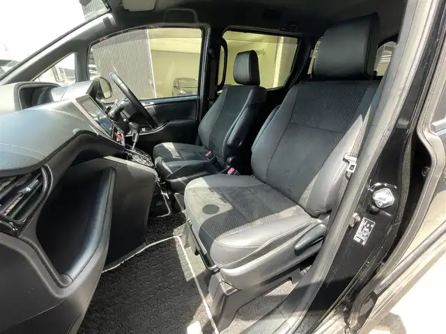 トヨタ ヴォクシー ZS 煌Ⅲ 滋賀県 2021(令3)年 5.8万km ブラック 純正ナビ/Bluetooth/CD/DVD/USB/SD/HDMI/フルセグテレビ/バックカメラ/12.1型フリップダウンモニター/ビルトインETC2.0/モデリスタエアロ/クルーズコントロール/両側パワースライドドア/インテリジェントクリアランスソナー/セーフティセンス/・プリクラッシュセーフティ/・レーンディパーチャーアラート/・オートマチックハイビーム/・先行車発進告知機能/LEDヘッドライト/オートライト/ハーフレザーシート/プッシュスタート /スマートキー/ドアバイザー/純正フロアマット