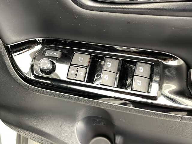 トヨタ ノア ハイブリッド Si ダブルバイビー 宮崎県 2018(平30)年 5.6万km ホワイトパールクリスタルシャイン 禁煙車/トヨタセーフティセンス/純正9型SDナビTV/(NSZT-Y68T/フルセグTV/CD/DVD/Bluetooth)/純正リアフリップダウンモニター/純正ドライブレコーダー/純正バックカメラ/純正16インチアルミ/純正LEDオートライト/純正LEDフォグ/純正フロアマット/両側電動スライドドア/プリクラッシュセーフティ/オートマチックハイビーム/レーンディパーチャーアラート/ステアリングスイッチ/ETC/前席シートヒーター/スマートキー/プッシュエンジンスタート/新車時保証書/取扱い説明書