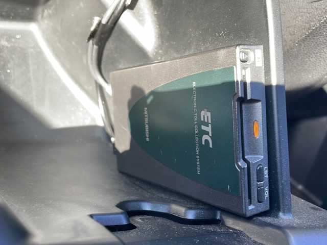 ホンダ フィット G 徳島県 2010(平22)年 6.7万km アラバスターシルバーメタリック 7型社外SDナビ　AVN119M/（ラジオ/CD/ワンセグ/iPod）/ETC/キセノンヘッドライト/純正フロアマット/ウィンドロック/レベライザー/純正14インチアルミホイール/電動格納ミラー/リモコンキー/取扱説明書/新車時保証書