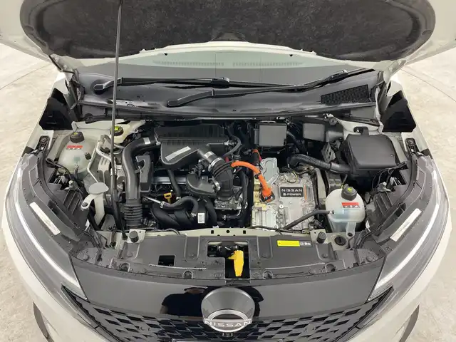 日産 オーラ G 愛知県 2022(令4)年 3万km ピュアホワイトパール / スーパーブラック 2トーン 禁煙車/純正7インチナビ/（CD/USB/Bluetooth/フルセグTV/SD)/全方位カメラ/衝突軽減ブレーキ/レーンキープアシスト/オートマチックハイビーム/コーナーセンサー/ブラインドスポットモニター/ハーフレザーシート/純正17インチアルミホイール/スマートキー/プッシュスタート/LEDヘッドライト/フロントフォグランプ/オートライト/フロアマット/横滑り防止装置/電動格納ミラー