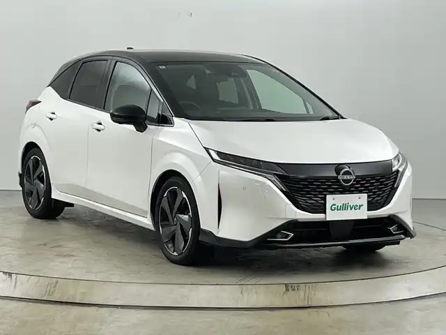 日産 オーラ G 愛知県 2022(令4)年 3万km ピュアホワイトパール / スーパーブラック 2トーン 禁煙車/純正7インチナビ/（CD/USB/Bluetooth/フルセグTV/SD)/全方位カメラ/衝突軽減ブレーキ/レーンキープアシスト/オートマチックハイビーム/コーナーセンサー/ブラインドスポットモニター/ハーフレザーシート/純正17インチアルミホイール/スマートキー/プッシュスタート/LEDヘッドライト/フロントフォグランプ/オートライト/フロアマット/横滑り防止装置/電動格納ミラー