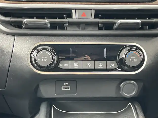 日産 オーラ G 愛知県 2022(令4)年 3万km ピュアホワイトパール / スーパーブラック 2トーン 禁煙車/純正7インチナビ/（CD/USB/Bluetooth/フルセグTV/SD)/全方位カメラ/衝突軽減ブレーキ/レーンキープアシスト/オートマチックハイビーム/コーナーセンサー/ブラインドスポットモニター/ハーフレザーシート/純正17インチアルミホイール/スマートキー/プッシュスタート/LEDヘッドライト/フロントフォグランプ/オートライト/フロアマット/横滑り防止装置/電動格納ミラー