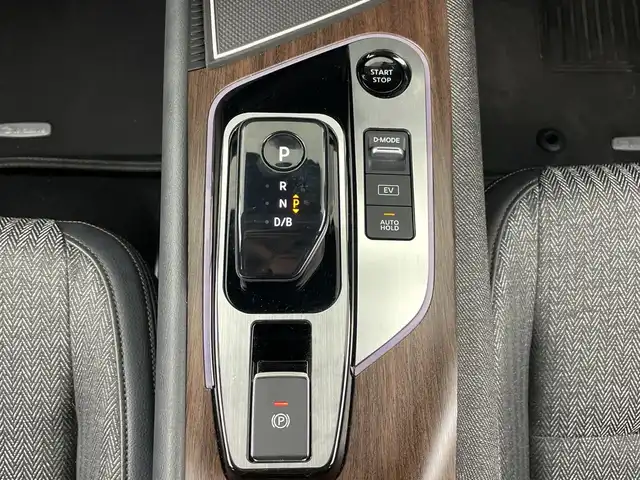 日産 オーラ G 愛知県 2022(令4)年 3万km ピュアホワイトパール / スーパーブラック 2トーン 禁煙車/純正7インチナビ/（CD/USB/Bluetooth/フルセグTV/SD)/全方位カメラ/衝突軽減ブレーキ/レーンキープアシスト/オートマチックハイビーム/コーナーセンサー/ブラインドスポットモニター/ハーフレザーシート/純正17インチアルミホイール/スマートキー/プッシュスタート/LEDヘッドライト/フロントフォグランプ/オートライト/フロアマット/横滑り防止装置/電動格納ミラー