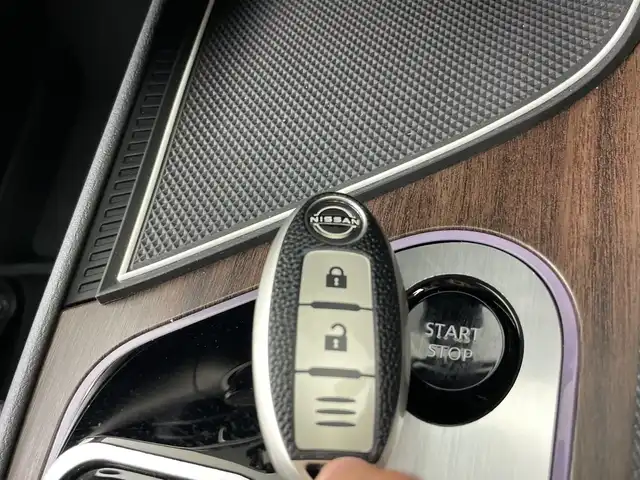 日産 オーラ G 愛知県 2022(令4)年 3万km ピュアホワイトパール / スーパーブラック 2トーン 禁煙車/純正7インチナビ/（CD/USB/Bluetooth/フルセグTV/SD)/全方位カメラ/衝突軽減ブレーキ/レーンキープアシスト/オートマチックハイビーム/コーナーセンサー/ブラインドスポットモニター/ハーフレザーシート/純正17インチアルミホイール/スマートキー/プッシュスタート/LEDヘッドライト/フロントフォグランプ/オートライト/フロアマット/横滑り防止装置/電動格納ミラー