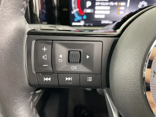 日産 オーラ G 愛知県 2022(令4)年 3万km ピュアホワイトパール / スーパーブラック 2トーン 禁煙車/純正7インチナビ/（CD/USB/Bluetooth/フルセグTV/SD)/全方位カメラ/衝突軽減ブレーキ/レーンキープアシスト/オートマチックハイビーム/コーナーセンサー/ブラインドスポットモニター/ハーフレザーシート/純正17インチアルミホイール/スマートキー/プッシュスタート/LEDヘッドライト/フロントフォグランプ/オートライト/フロアマット/横滑り防止装置/電動格納ミラー