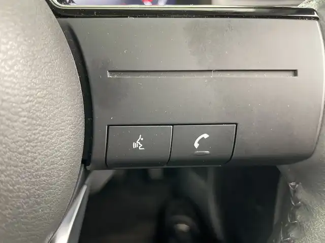 日産 オーラ G 愛知県 2022(令4)年 3万km ピュアホワイトパール / スーパーブラック 2トーン 禁煙車/純正7インチナビ/（CD/USB/Bluetooth/フルセグTV/SD)/全方位カメラ/衝突軽減ブレーキ/レーンキープアシスト/オートマチックハイビーム/コーナーセンサー/ブラインドスポットモニター/ハーフレザーシート/純正17インチアルミホイール/スマートキー/プッシュスタート/LEDヘッドライト/フロントフォグランプ/オートライト/フロアマット/横滑り防止装置/電動格納ミラー