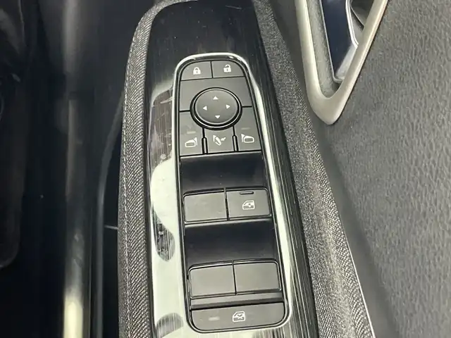 日産 オーラ G 愛知県 2022(令4)年 3万km ピュアホワイトパール / スーパーブラック 2トーン 禁煙車/純正7インチナビ/（CD/USB/Bluetooth/フルセグTV/SD)/全方位カメラ/衝突軽減ブレーキ/レーンキープアシスト/オートマチックハイビーム/コーナーセンサー/ブラインドスポットモニター/ハーフレザーシート/純正17インチアルミホイール/スマートキー/プッシュスタート/LEDヘッドライト/フロントフォグランプ/オートライト/フロアマット/横滑り防止装置/電動格納ミラー