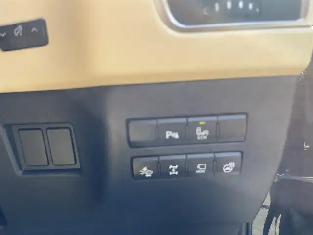 レクサス ＮＸ 200t Iパッケージ 神奈川県 2016(平28)年 6.8万km グラファイトブラックガラスフレーク ベージュ革シート/・前席シートヒーター/・前席パワーシート/運転支援装置/・レーダークルーズコントロール/・プリクラッシュセーフティ/・ブラインドスポットモニター/・前後クリアランスソナー/純正ナビ/・Bluetooth・DVD・MSV/・フルセグTV/・パノラミックビューモニター/ステアリングヒーター/純正エンジンスターター/前後ドライブレコーダー/ビルトイン２．０ETC/スマートキーX2/純正１８インチAW/新車時手帳・取説
