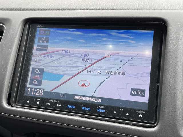 ホンダ ヴェゼル ハイブリッド Z 滋賀県 2015(平27)年 6.5万km ホワイトオーキッドパール 禁煙車/純正8型ナビ/（CD/DVD/フルセグTV/BT/HDMI/USB/FM/AM）/ホンダセンシング/・衝突軽減ブレーキ（CMBS）/・アダプティブクルーズコントロール（ACC）/・レーンキープアシスト（LKAS）/・車線逸脱警報（LDW）/・路外逸脱抑制機能（RDM）/・先行車発進お知らせ/・標識認識機能/・オートハイビーム/・パーキングセンサー（前後）/バックカメラ/クルーズコントロール/ETC/ハーフレザーシート/前席シートヒーター/電動パーキングブレーキ/オートブレーキホールド/プッシュスタート/スマートキー/純正フロアマット/純正17インチAW