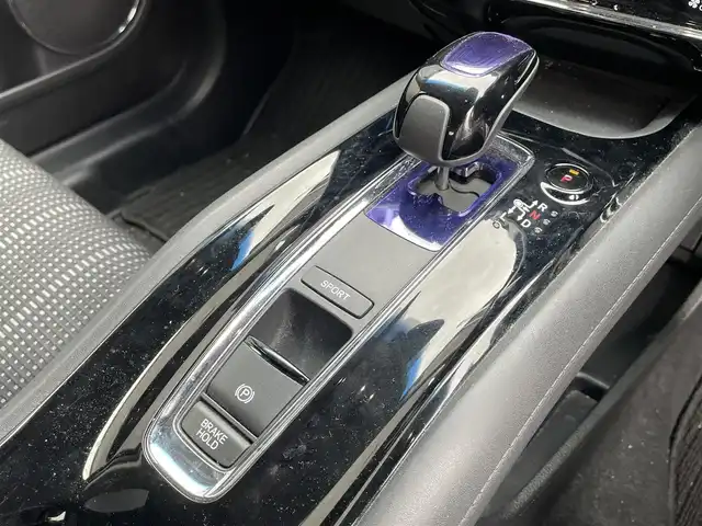 ホンダ ヴェゼル ハイブリッド Z 滋賀県 2015(平27)年 6.5万km ホワイトオーキッドパール 禁煙車/純正8型ナビ/（CD/DVD/フルセグTV/BT/HDMI/USB/FM/AM）/ホンダセンシング/・衝突軽減ブレーキ（CMBS）/・アダプティブクルーズコントロール（ACC）/・レーンキープアシスト（LKAS）/・車線逸脱警報（LDW）/・路外逸脱抑制機能（RDM）/・先行車発進お知らせ/・標識認識機能/・オートハイビーム/・パーキングセンサー（前後）/バックカメラ/クルーズコントロール/ETC/ハーフレザーシート/前席シートヒーター/電動パーキングブレーキ/オートブレーキホールド/プッシュスタート/スマートキー/純正フロアマット/純正17インチAW