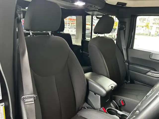 クライスラー・ジープ ジープ ラングラー アンリミテッド スポーツ 富山県 2017(平29)年 4.8万km 黒 ４WD/ワンオーナー/アルパイン9型ナビ/Bluetooth接続/AM/FMラジオ/フルセグTV/クルーズコントロール（追従なし）/ETC/前後ドラレコ/横滑り防止機能/ダウンヒルアシストコントロール/革巻きステアリング/純正パーツ積込み（Fバンパー/サイドステップ/Rバンパー）/ヘッドライトレベライザー/リモコンキー/純正AW/R6年記録簿