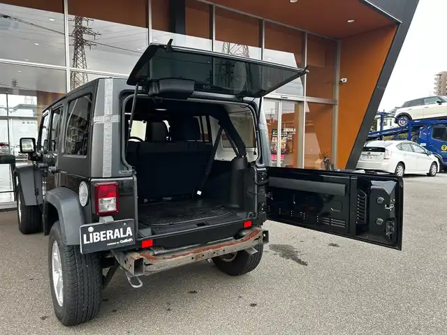 クライスラー・ジープ ジープ ラングラー アンリミテッド スポーツ 富山県 2017(平29)年 4.8万km 黒 ４WD/ワンオーナー/アルパイン9型ナビ/Bluetooth接続/AM/FMラジオ/フルセグTV/クルーズコントロール（追従なし）/ETC/前後ドラレコ/横滑り防止機能/ダウンヒルアシストコントロール/革巻きステアリング/純正パーツ積込み（Fバンパー/サイドステップ/Rバンパー）/ヘッドライトレベライザー/リモコンキー/純正AW/R6年記録簿