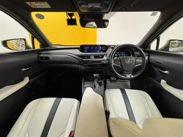 レクサス ＵＸ 250h Fスポーツ 群馬県 2020(令2)年 5.8万km マーキュリーグレーマイカ 安全装備/・衝突軽減ブレーキ/・クルーズコントロール/・クリアランスソナー/・パノラミックビューモニター/・レーンキープアシスト/・ブラインドスポット/・オートライト/・オートハイビーム/・SOSコール/・横滑り防止/メーカー純正ナビ/・AM/FM/AUX/・Bluetooth/・CD/DVD/SD/サンルーフ/パドルシフト/パワーバックドア/オートホールド/電子パーキング/シートメモリー/前席パワーシート/前席シートヒーター/ハンドルヒーター/ヒーターミラー/前後ドライブレコーダー/LEDフォグランプ/LEDヘッドライト/プッシュスタート/スマートキー