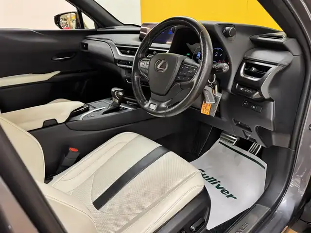 レクサス ＵＸ 250h Fスポーツ 群馬県 2020(令2)年 5.8万km マーキュリーグレーマイカ 安全装備/・衝突軽減ブレーキ/・クルーズコントロール/・クリアランスソナー/・パノラミックビューモニター/・レーンキープアシスト/・ブラインドスポット/・オートライト/・オートハイビーム/・SOSコール/・横滑り防止/メーカー純正ナビ/・AM/FM/AUX/・Bluetooth/・CD/DVD/SD/サンルーフ/パドルシフト/パワーバックドア/オートホールド/電子パーキング/シートメモリー/前席パワーシート/前席シートヒーター/ハンドルヒーター/ヒーターミラー/前後ドライブレコーダー/LEDフォグランプ/LEDヘッドライト/プッシュスタート/スマートキー