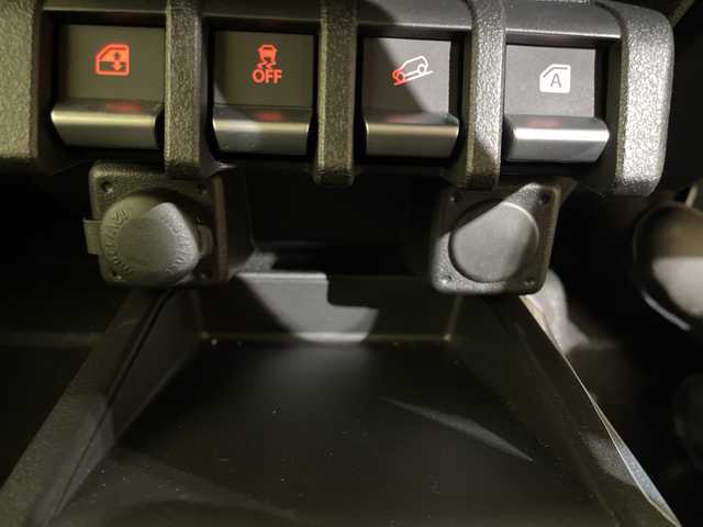 スズキ ジムニー ノマド FC 愛媛県 2025(令7)年 0.1千km アークティックホワイトパール 登録済未使用車／アダプティブクルーズコントロール／ステアリングスイッチ／ダウンヒルアシストコントロール／ＬＥＤヘッドライト／オートライト／オートマチックハイビーム／純正15インチアルミホイール