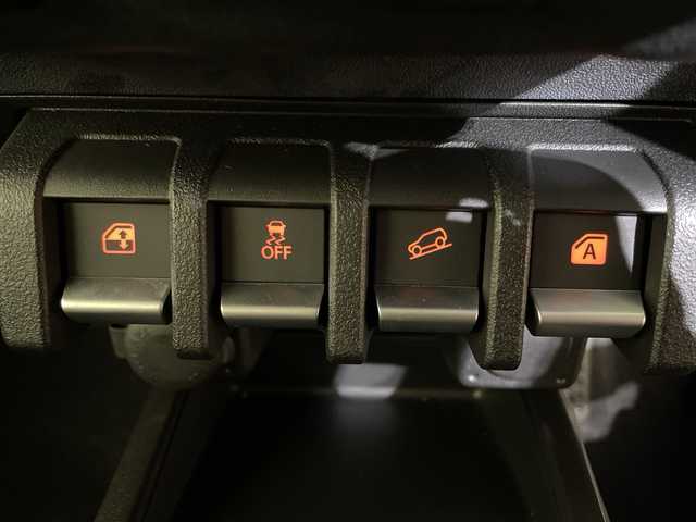 スズキ ジムニー ノマド FC 愛媛県 2025(令7)年 0.1千km アークティックホワイトパール 登録済未使用車／アダプティブクルーズコントロール／ステアリングスイッチ／ダウンヒルアシストコントロール／ＬＥＤヘッドライト／オートライト／オートマチックハイビーム／純正15インチアルミホイール