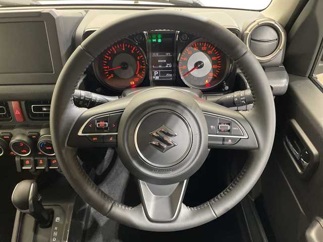 スズキ ジムニー ノマド FC 愛媛県 2025(令7)年 0.1千km アークティックホワイトパール 登録済未使用車／アダプティブクルーズコントロール／ステアリングスイッチ／ダウンヒルアシストコントロール／ＬＥＤヘッドライト／オートライト／オートマチックハイビーム／純正15インチアルミホイール