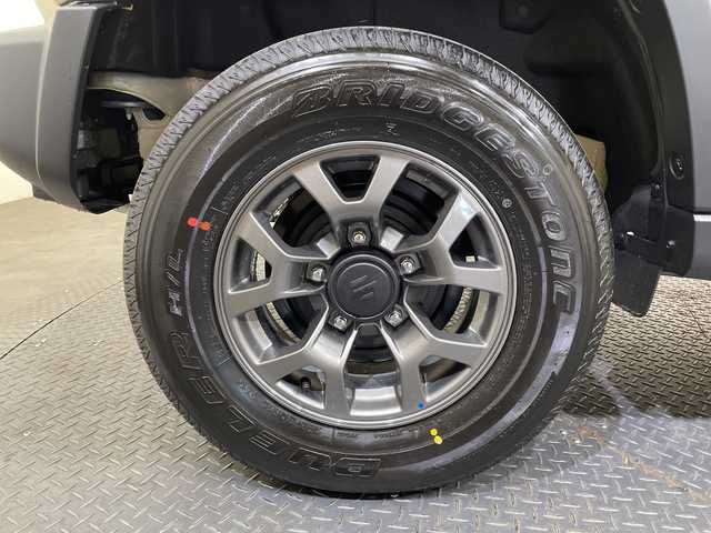 スズキ ジムニー ノマド FC 愛媛県 2025(令7)年 0.1千km アークティックホワイトパール 登録済未使用車／アダプティブクルーズコントロール／ステアリングスイッチ／ダウンヒルアシストコントロール／ＬＥＤヘッドライト／オートライト／オートマチックハイビーム／純正15インチアルミホイール