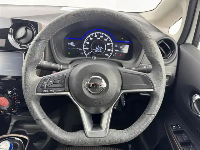 日産 ノート e－パワー メダリスト 愛知県 2017(平29)年 5.2万km ブリリアントホワイトパール 純正ナビ　/（フルセグ／ＢＴ／ＣＤ／ＤＶＤ）　/全方位モニター　/衝突軽減システム　/コーナーセンサー　/レーンキープアシスト　/ハーフレザーシート　/デジタルインナーミラー　/オートライト　/電動格納ミラー　/ドライブレコーダー　/ETC　/純正AW