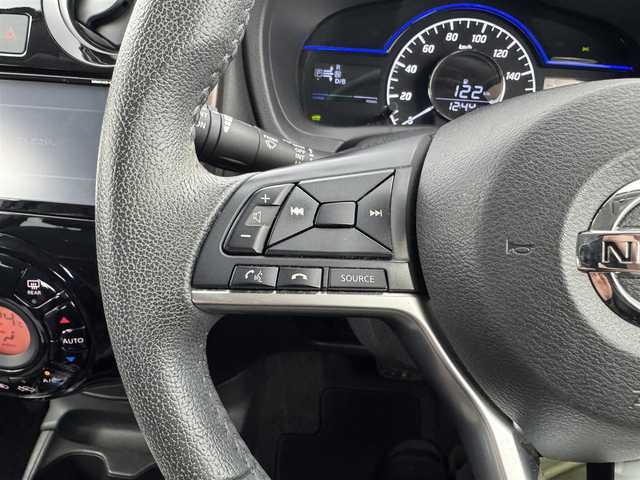 日産 ノート e－パワー メダリスト 愛知県 2017(平29)年 5.2万km ブリリアントホワイトパール 純正ナビ　/（フルセグ／ＢＴ／ＣＤ／ＤＶＤ）　/全方位モニター　/衝突軽減システム　/コーナーセンサー　/レーンキープアシスト　/ハーフレザーシート　/デジタルインナーミラー　/オートライト　/電動格納ミラー　/ドライブレコーダー　/ETC　/純正AW
